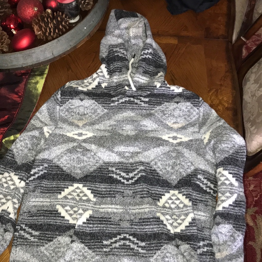 Men’s American Eagle sweater with hood